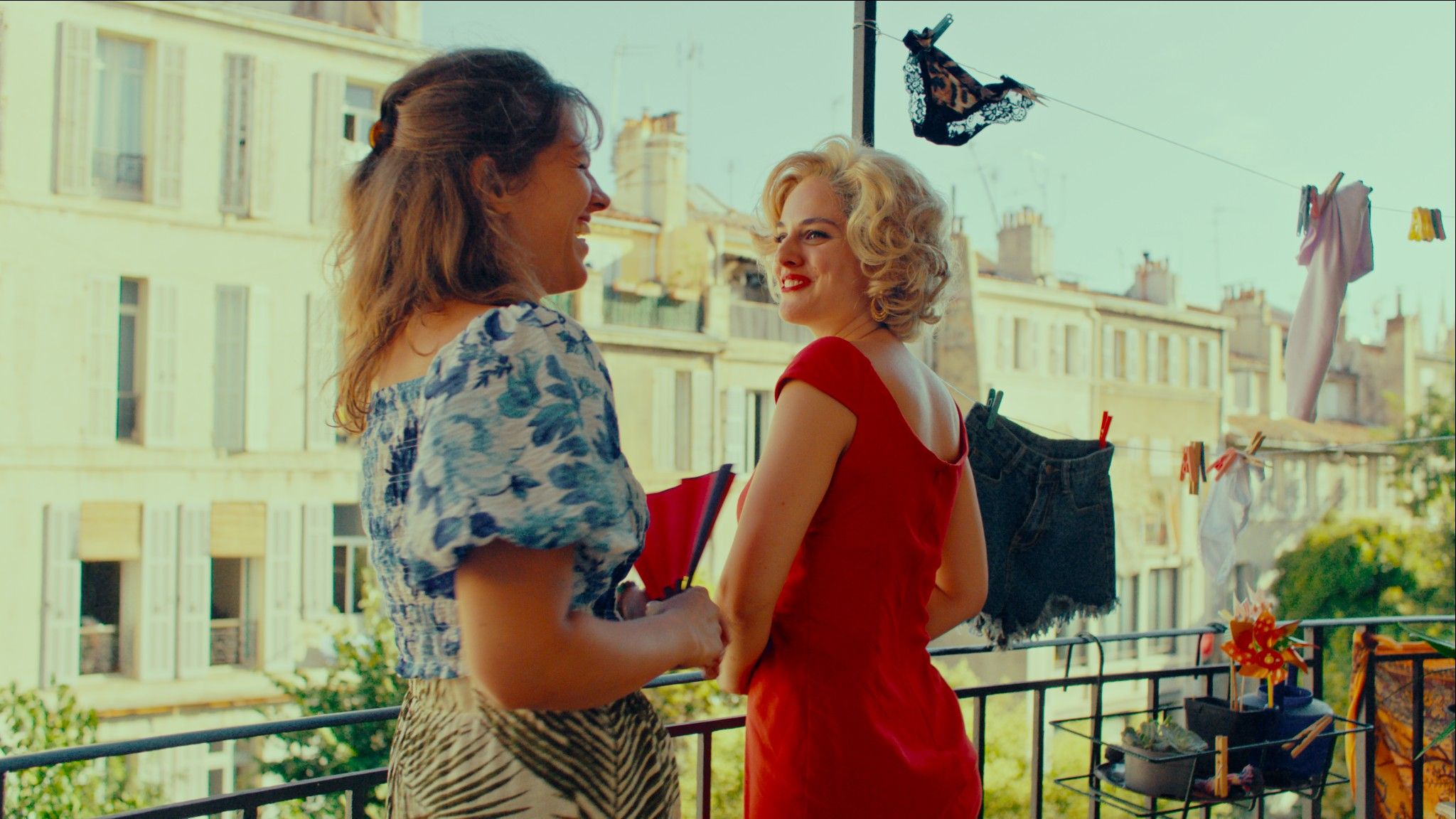 4-LES FEMMES AU BALCON_(c) 2024 NORD-OUEST FILMS -  FRANCE 2 CINÉMA.jpg