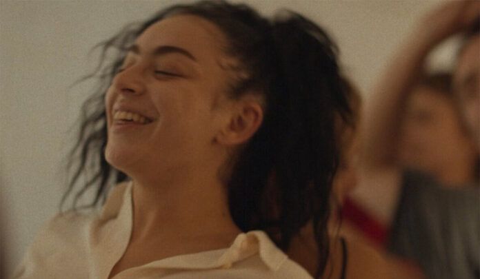 Το σίκουελ του «Cliff Booth», Charli xcx και πώς η Gen Z αγάπησε τον Αγγελόπουλο